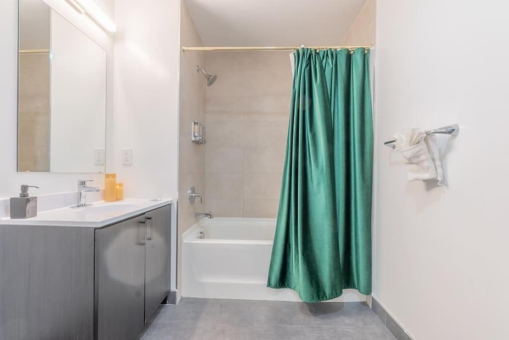 2 Bedroom 2 Bath Suite, Near American Dream And The Airport, Free Parking, King Bed And 2 Queen Beds, Washer And Dryer Orange Luaran gambar