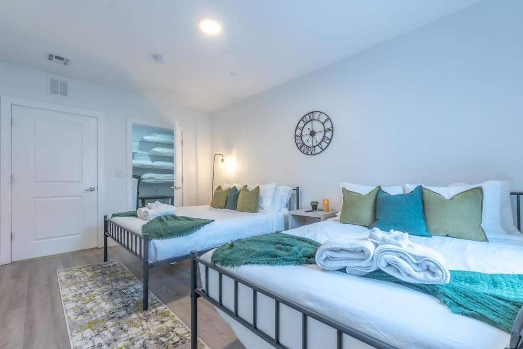 2 Bedroom 2 Bath Suite, Near American Dream And The Airport, Free Parking, King Bed And 2 Queen Beds, Washer And Dryer Orange Luaran gambar